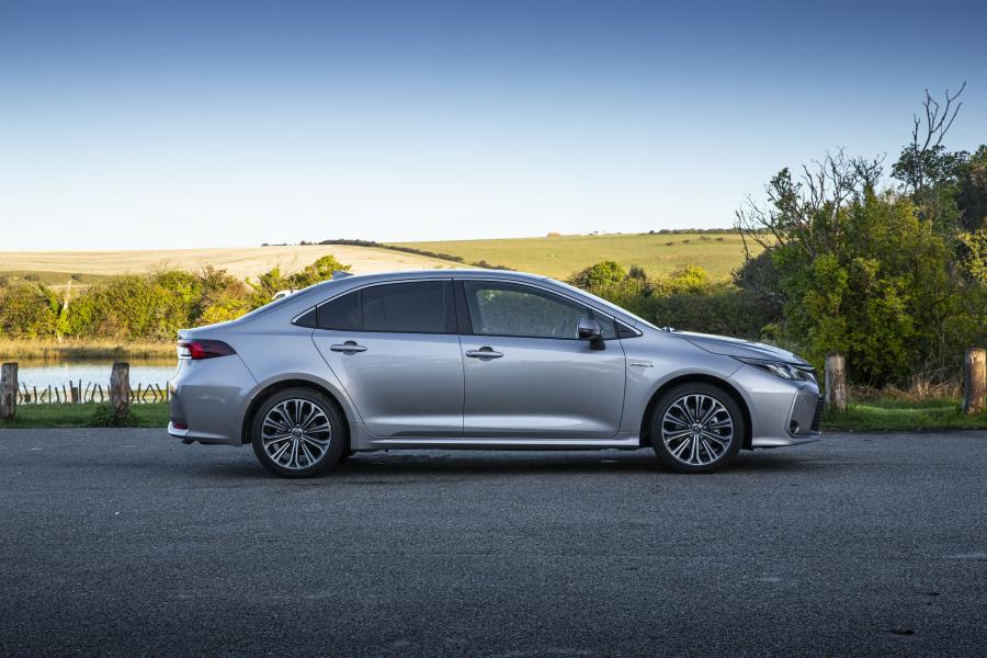  Toyota Corolla Hybrid Sedan 2019 года  (UK) (фото 20 из 29)
